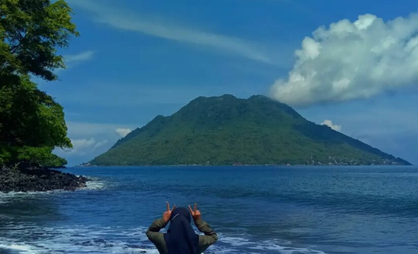 Pantai Sulamadaha: Mutiara Hitam Ternate yang Memukau