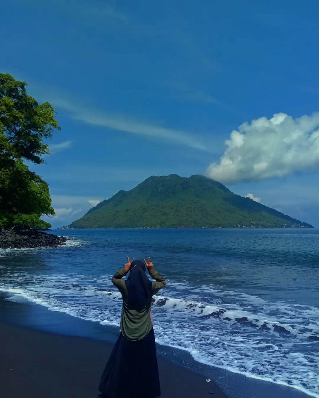 Pantai Sulamadaha: Mutiara Hitam Ternate yang Memukau